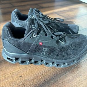 Black running shoes for sale. Coudstratus!